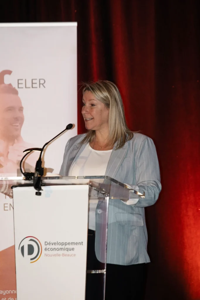 Femme prononçant un discours à un podium