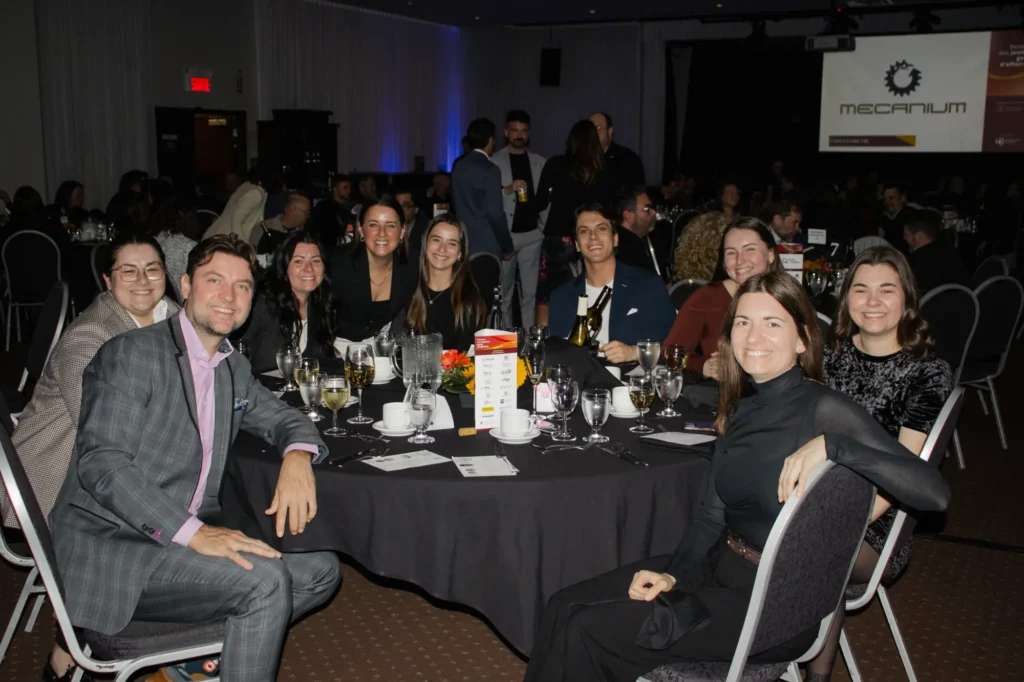 Groupe souriant lors d’un gala professionnel