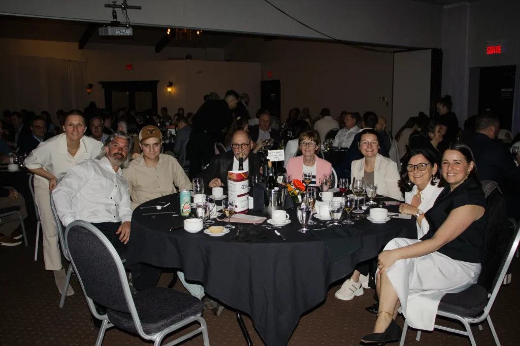 Groupe attablé lors d’un dîner événementiel