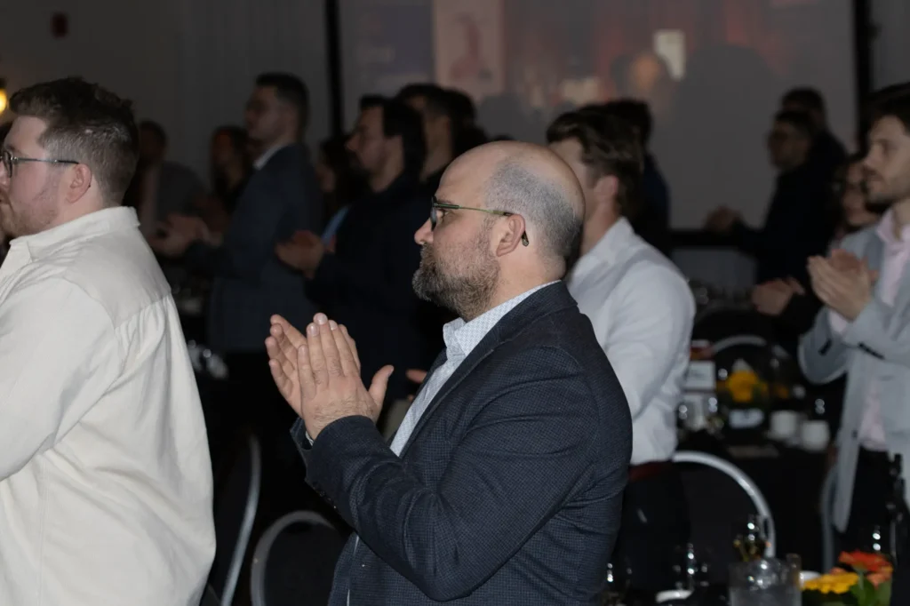 Participants applaudissent lors d’un événement professionnel