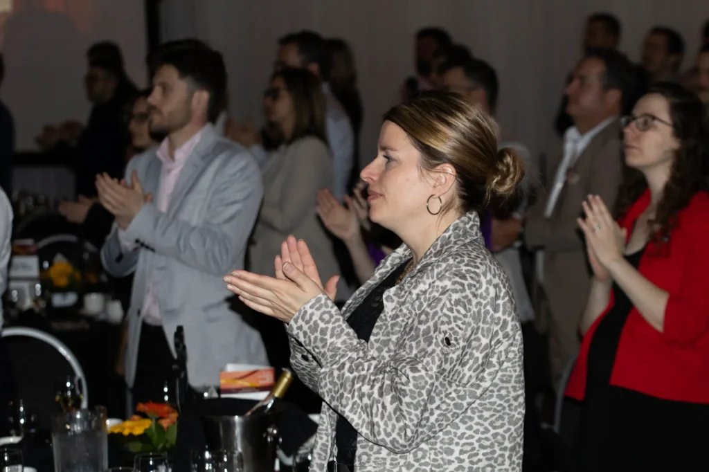 Participants applaudissant lors d’un événement professionnel
