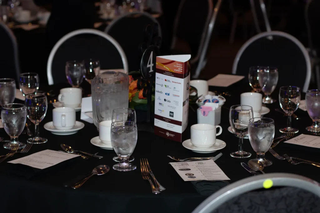 Table de banquet dressée pour événement professionnel