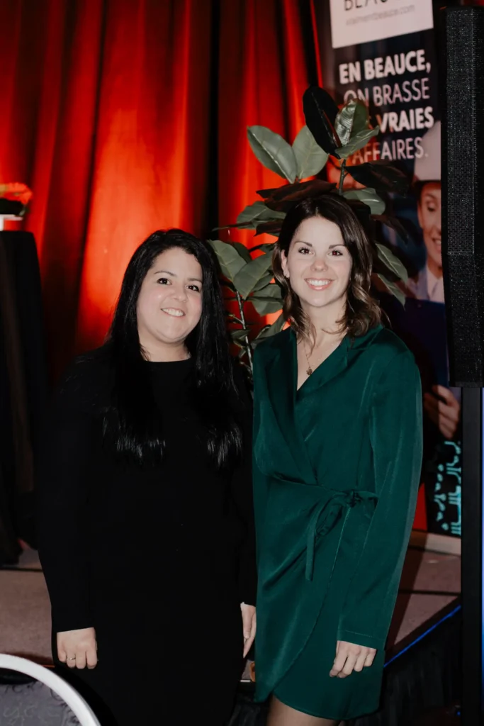 Deux femmes souriantes lors d’un événement professionnel