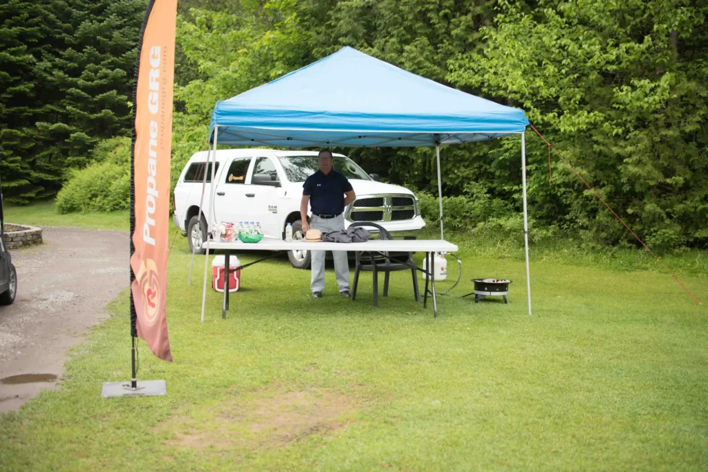 Stand extérieur avec tente et pickup blanc
