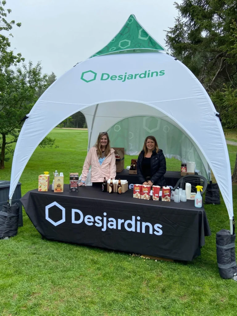 Stand Desjardins avec deux femmes et popcorn