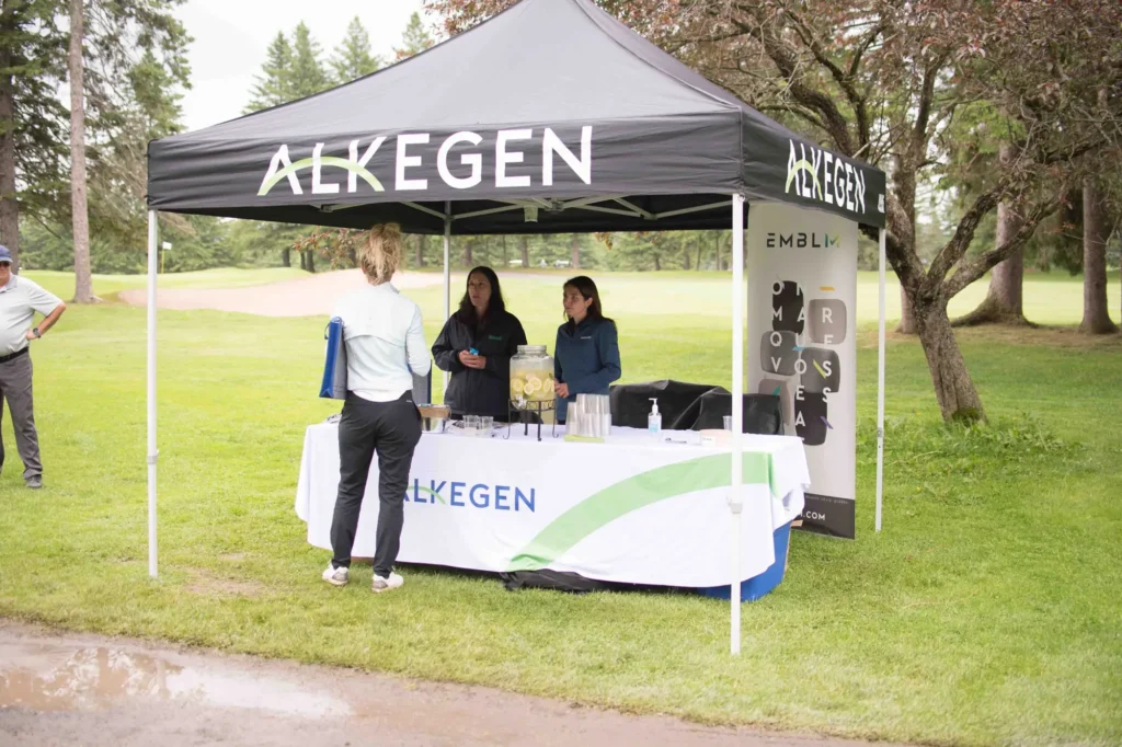 Stand ALKEGEN lors d’un événement en plein air