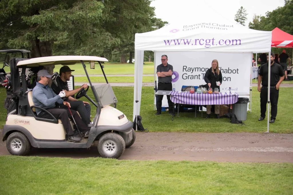 Tournoi de golf avec stand sponsorisé