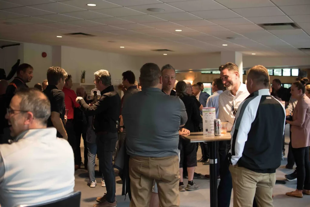 Cocktail networking en intérieur avec invités debout