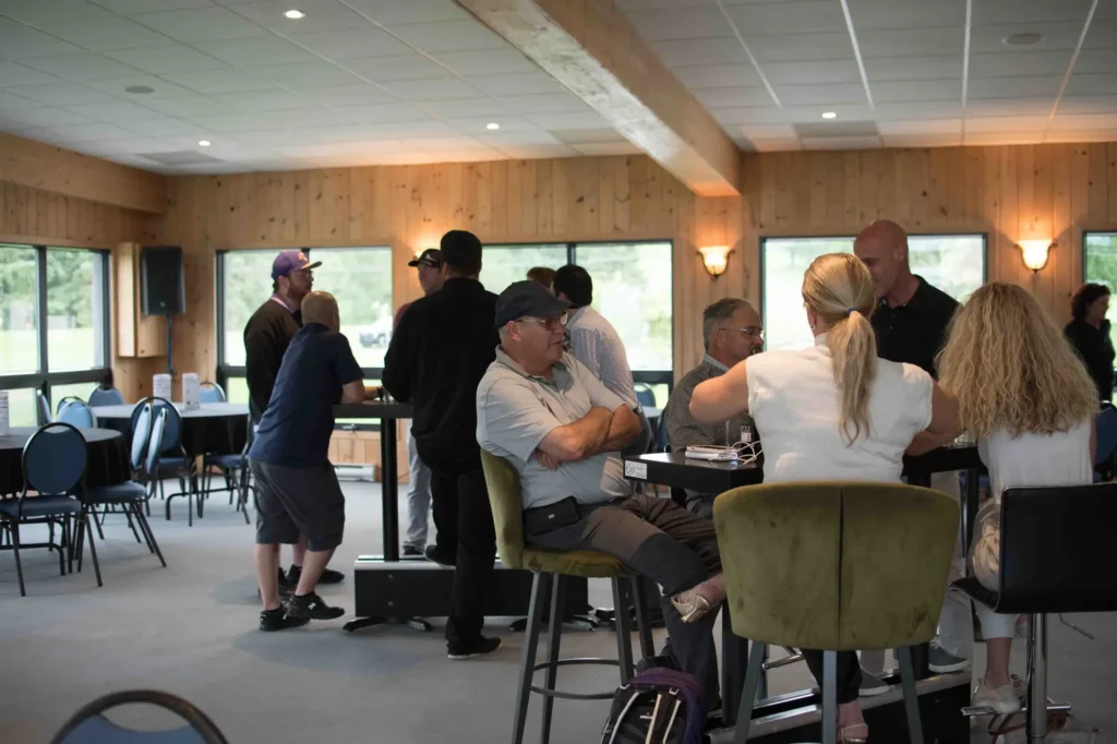 Groupe discutant dans une salle en bois