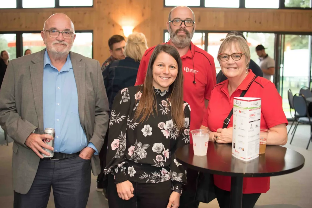 Quatre adultes lors d’un événement convivial en intérieur