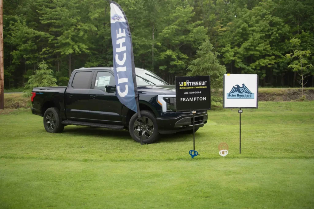 Pick-up noir avec panneaux publicitaires extérieurs