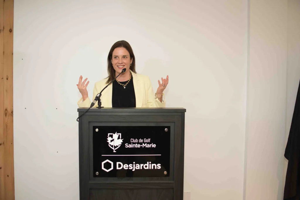 Femme au pupitre lors d’un discours officiel