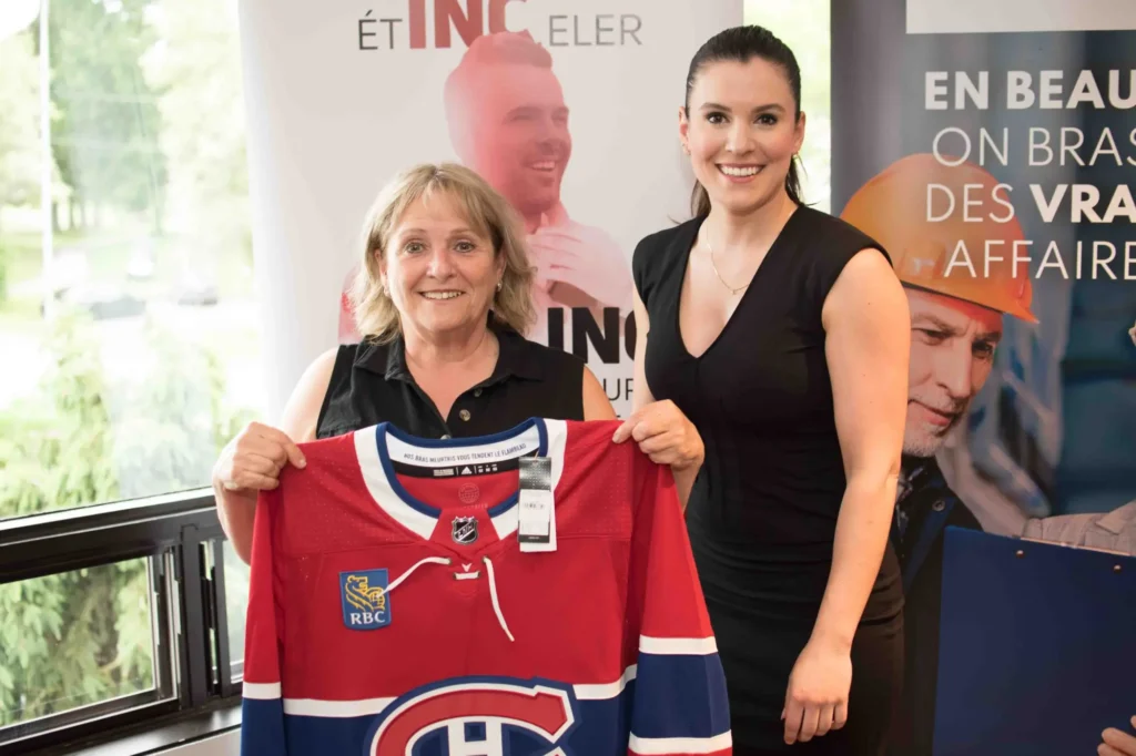 Deux femmes présentant un maillot des Canadiens