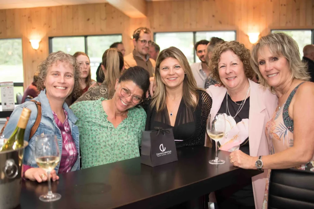 Groupe de femmes souriantes lors d’un événement convivial