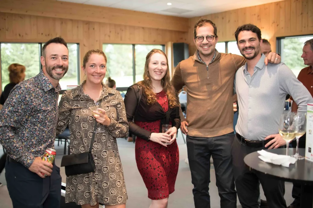 Groupe d’amis souriants lors d’un événement convivial
