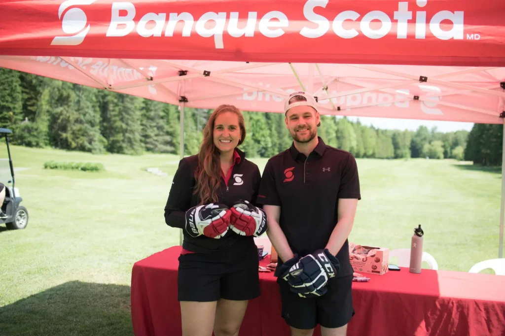 Deux personnes sous tente Banque Scotia, terrain de golf