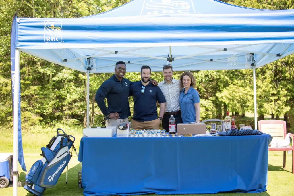 Équipe sous tente RBC lors événement golf