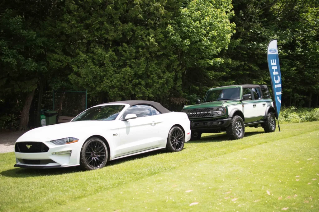 Ford Mustang et Bronco sur pelouse