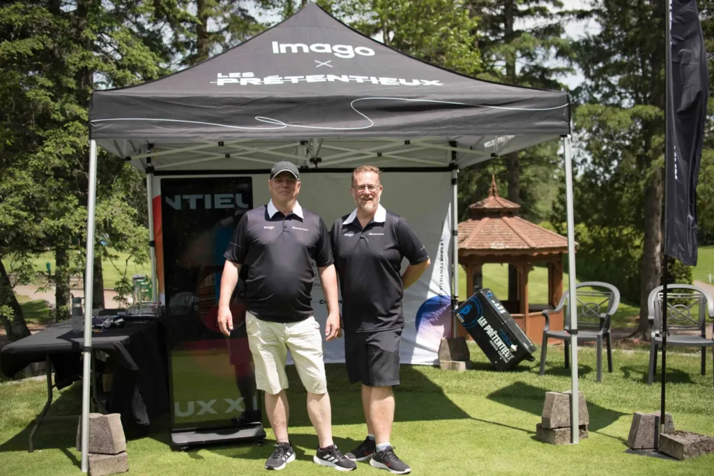 Deux hommes sous tente promotionnelle sur golf