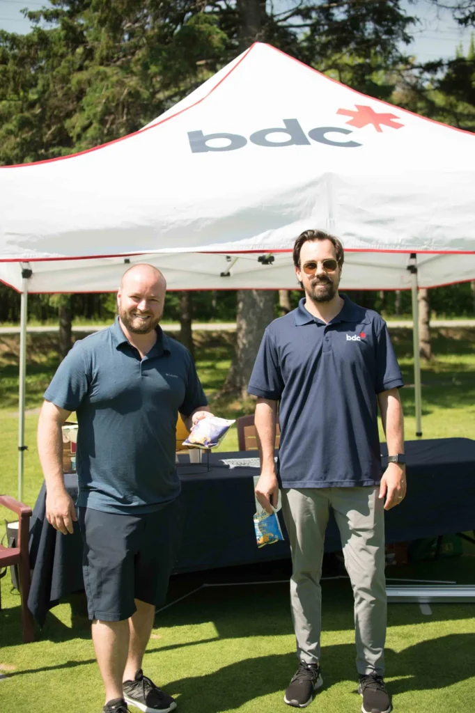 Deux hommes sous tente BDC en extérieur