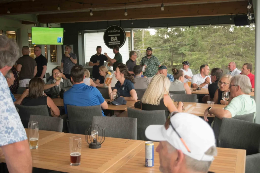 Groupe d’adultes sur terrasse regardant un match