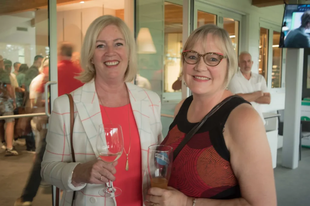 Deux femmes souriantes lors d’un événement convivial