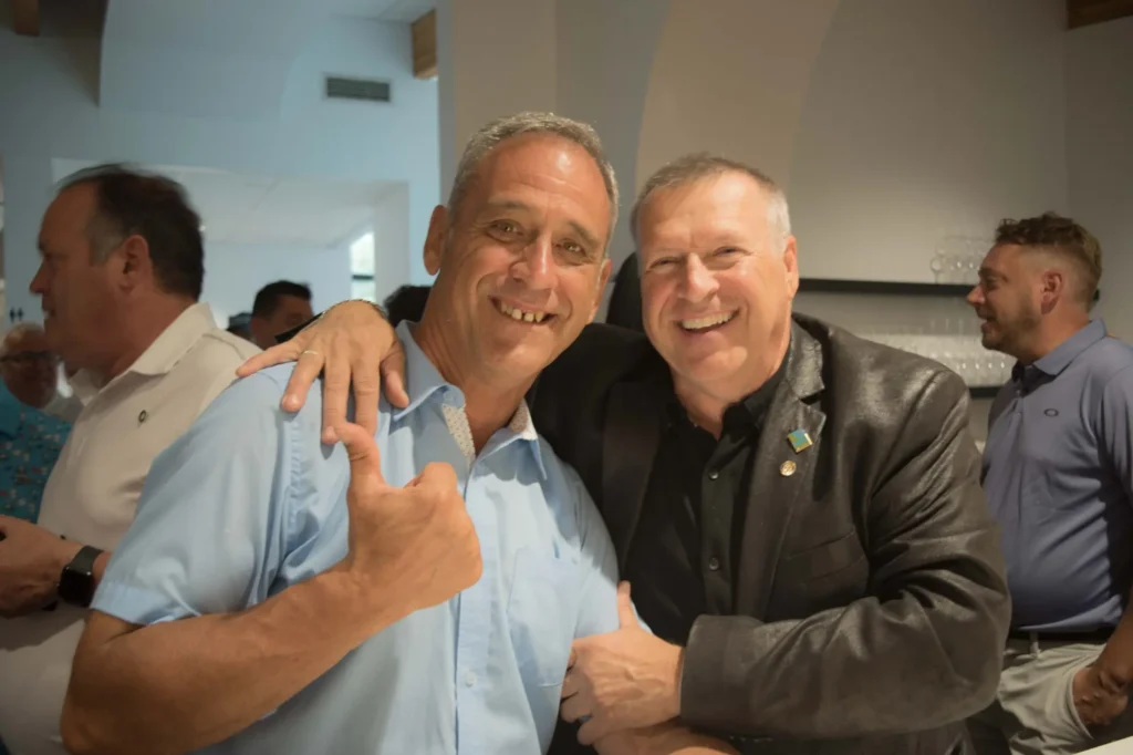 Deux hommes souriants lors d’un événement convivial