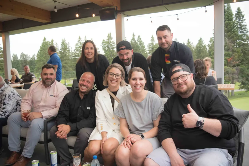Groupe d'amis souriant sur terrasse extérieure