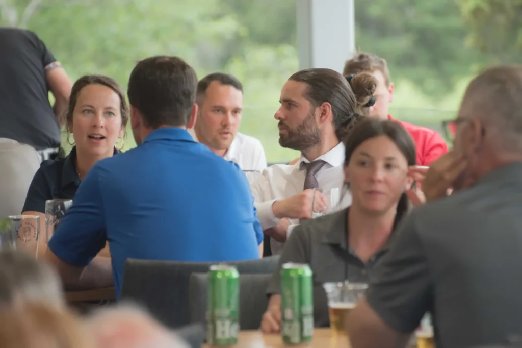 Groupe d’adultes discutant autour d’une table
