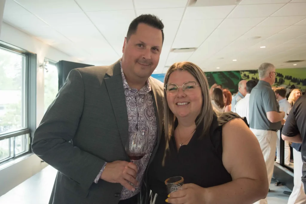Couple souriant lors d’un événement professionnel intérieur