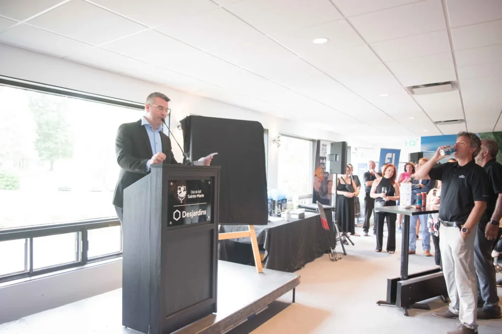 Discours lors d’un événement au Club de Golf