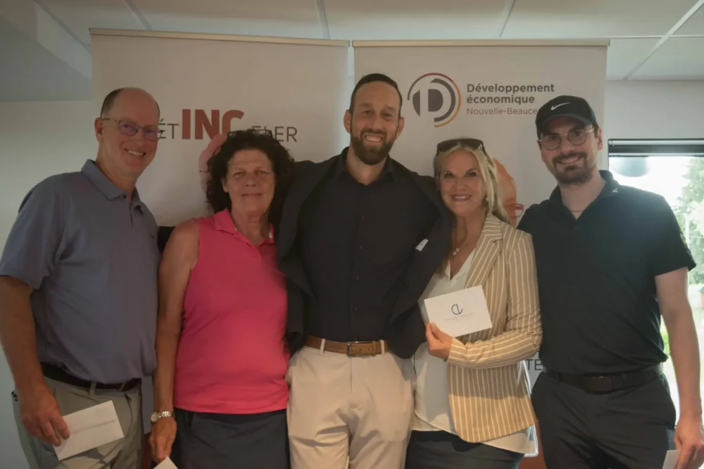 Cinq personnes lors d’un événement économique local