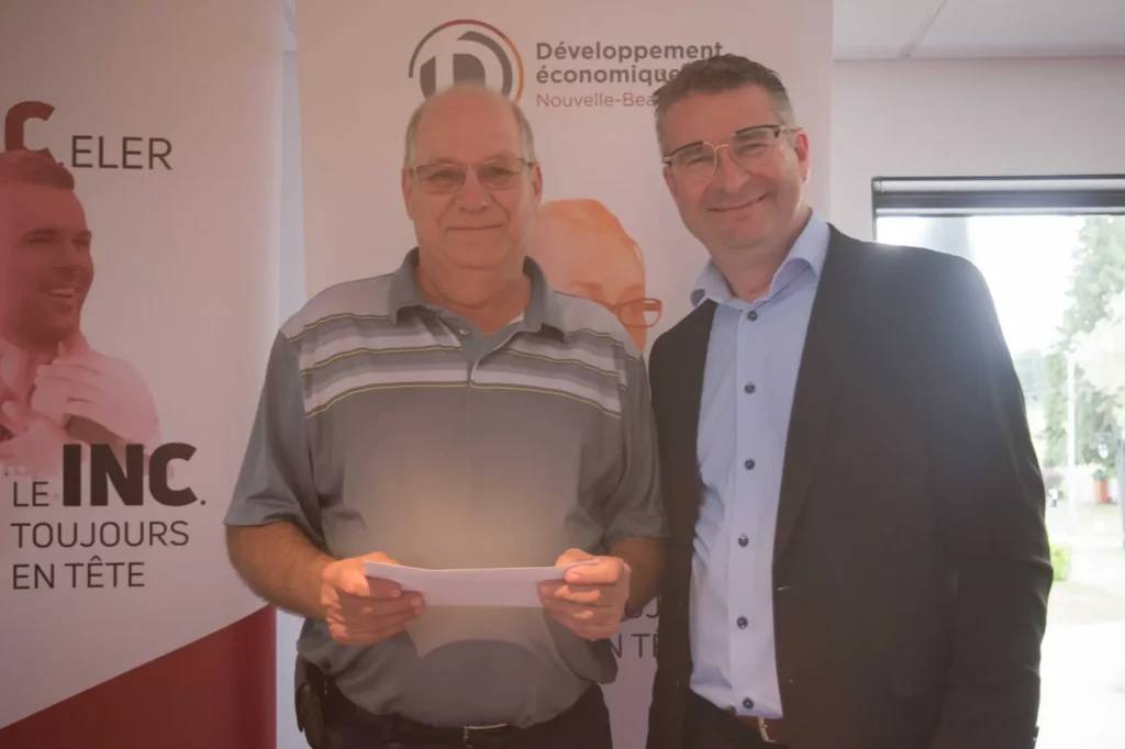 Deux hommes posant lors d’un événement économique