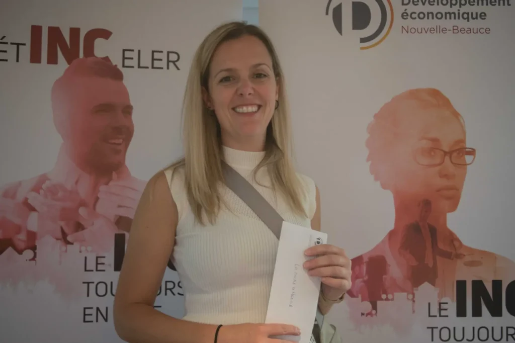 Femme souriante devant un stand Développement économique