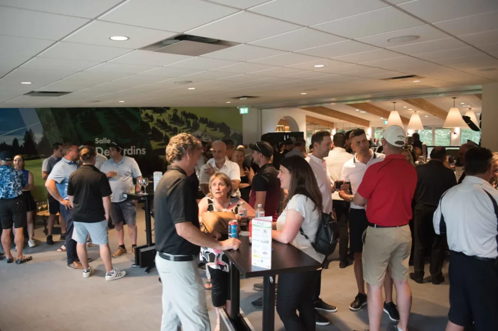 Cocktail networking dans une salle moderne