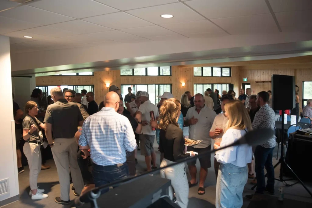 Participants discutant lors d’un événement networking en intérieur