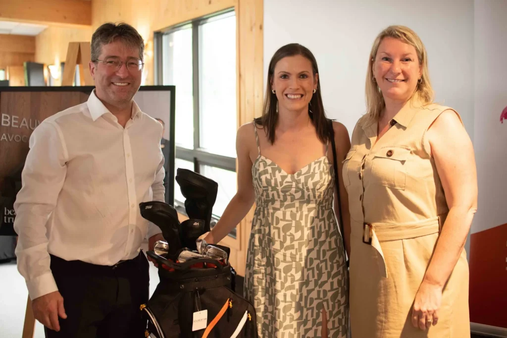 Trois adultes souriants avec sac de golf