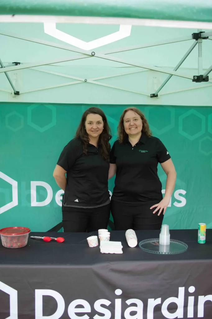 Deux femmes derrière un stand Desjardins