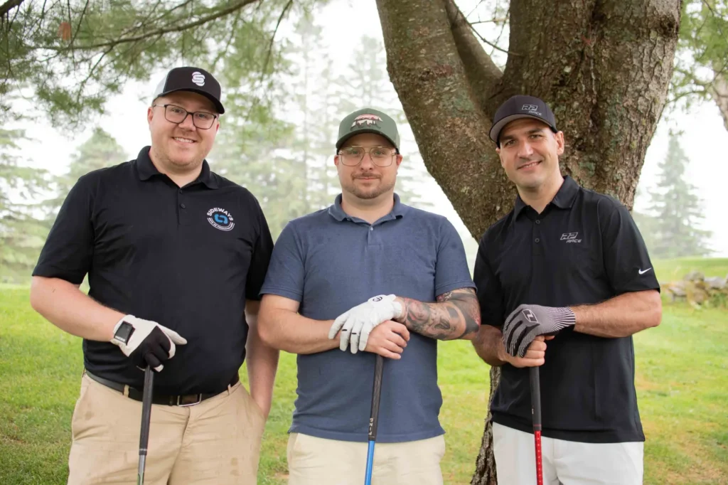 Trois hommes avec clubs de golf en extérieur