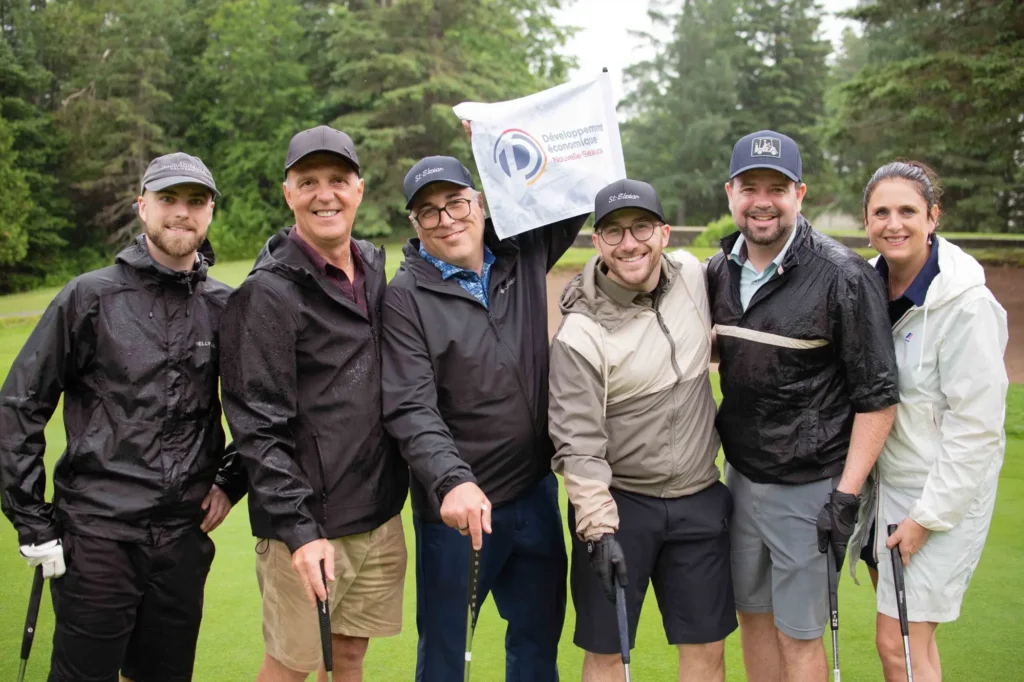 Groupe de golfeurs souriants sur un parcours