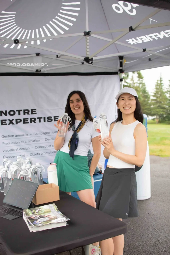 Deux femmes présentent des gourdes réutilisables