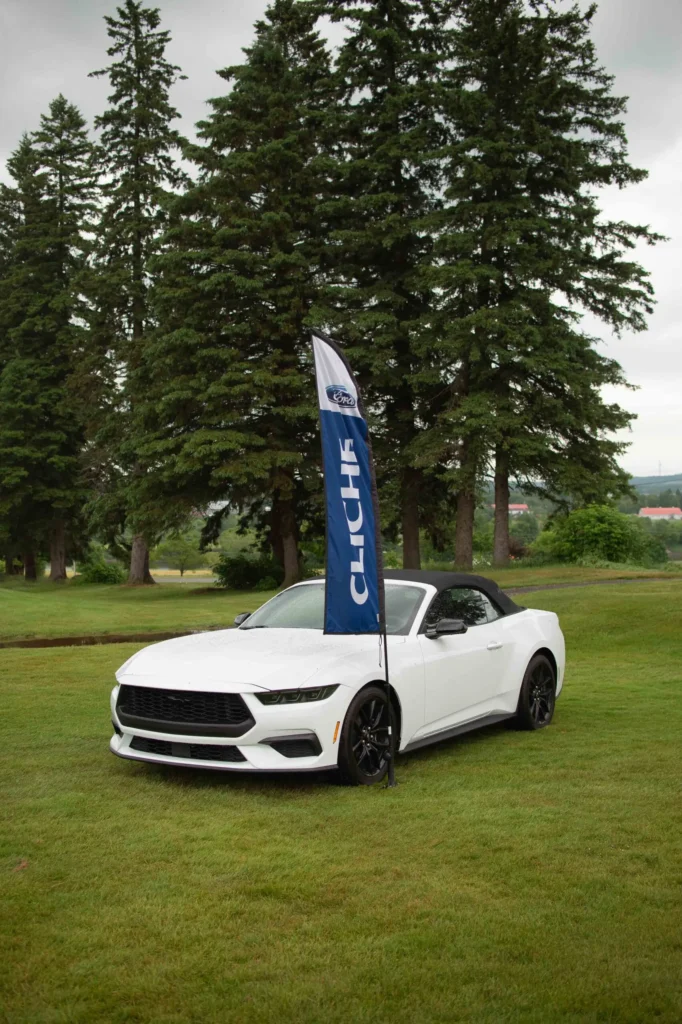 Ford Mustang cabriolet blanc sur pelouse