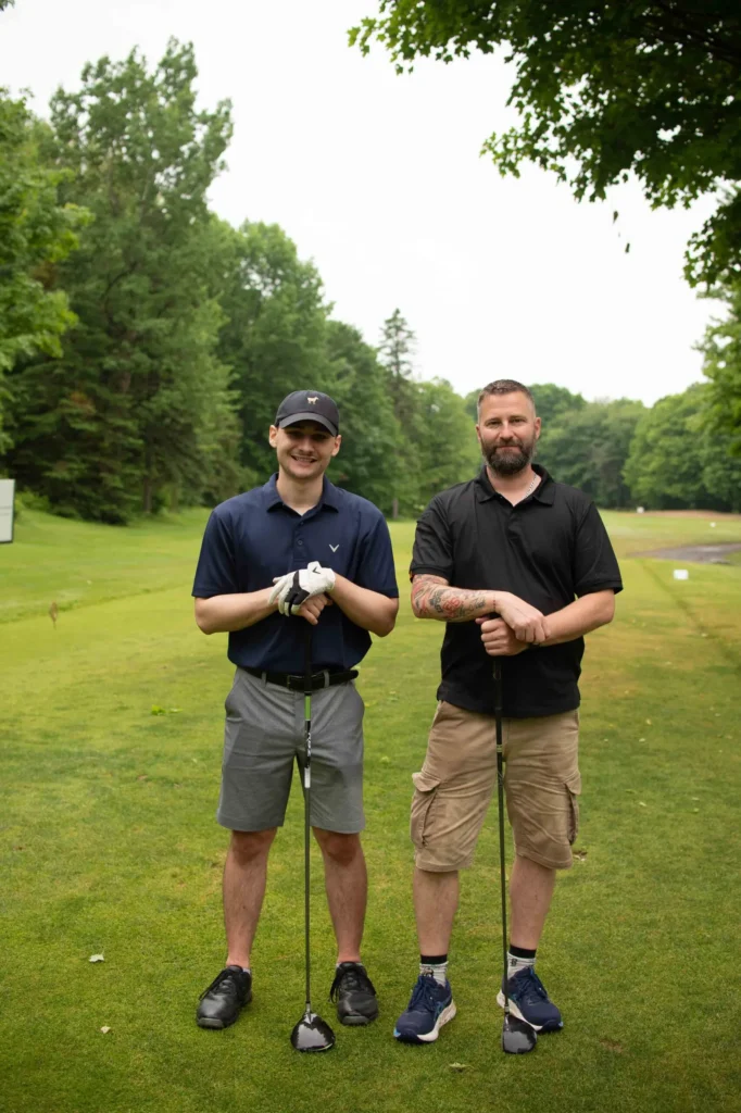 Deux hommes avec clubs sur un golf