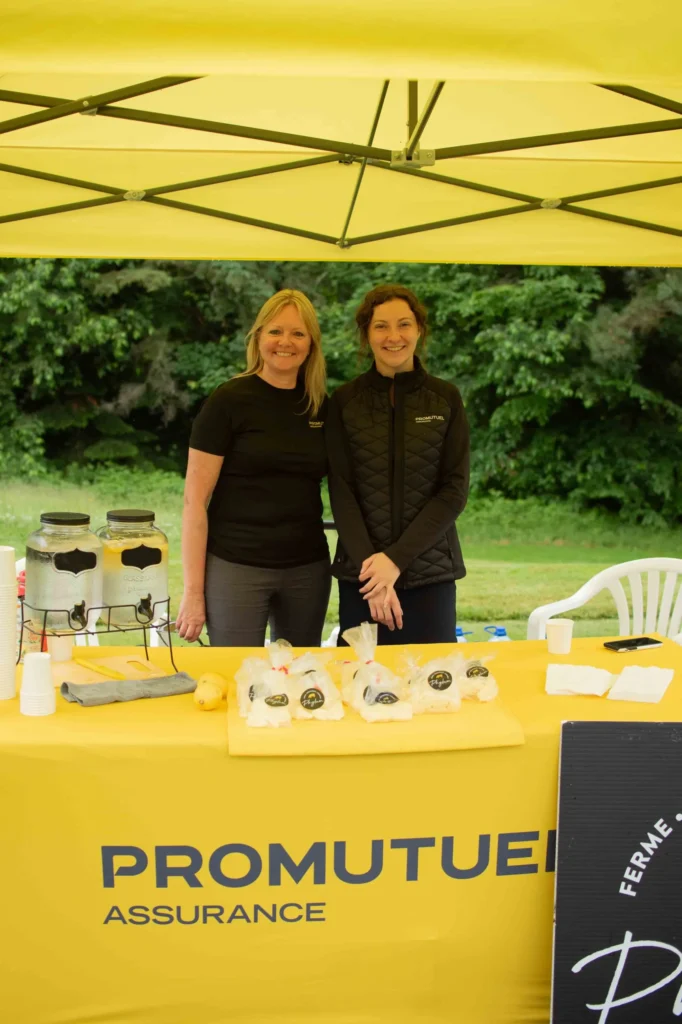 Stand Promutuel avec deux femmes souriantes