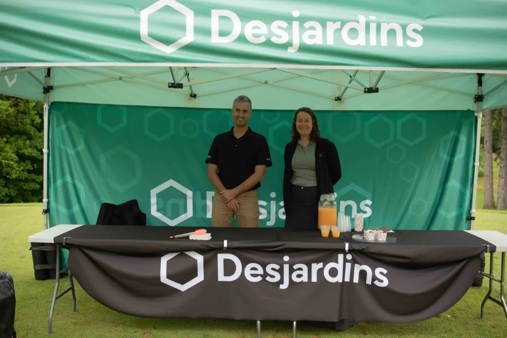 Stand Desjardins avec boissons lors d’un événement extérieur