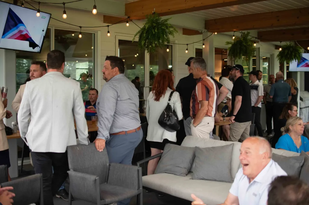 Réception conviviale sur terrasse avec invités discutant