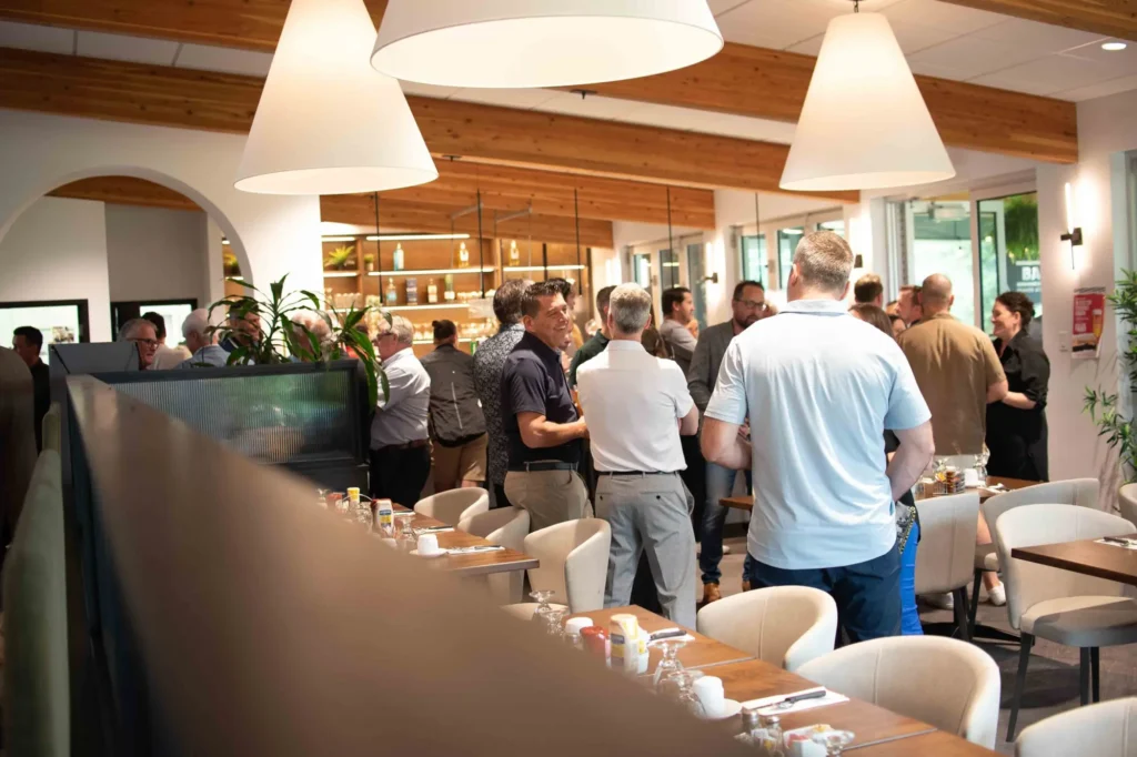 Groupe discutant lors d’un événement dans un restaurant