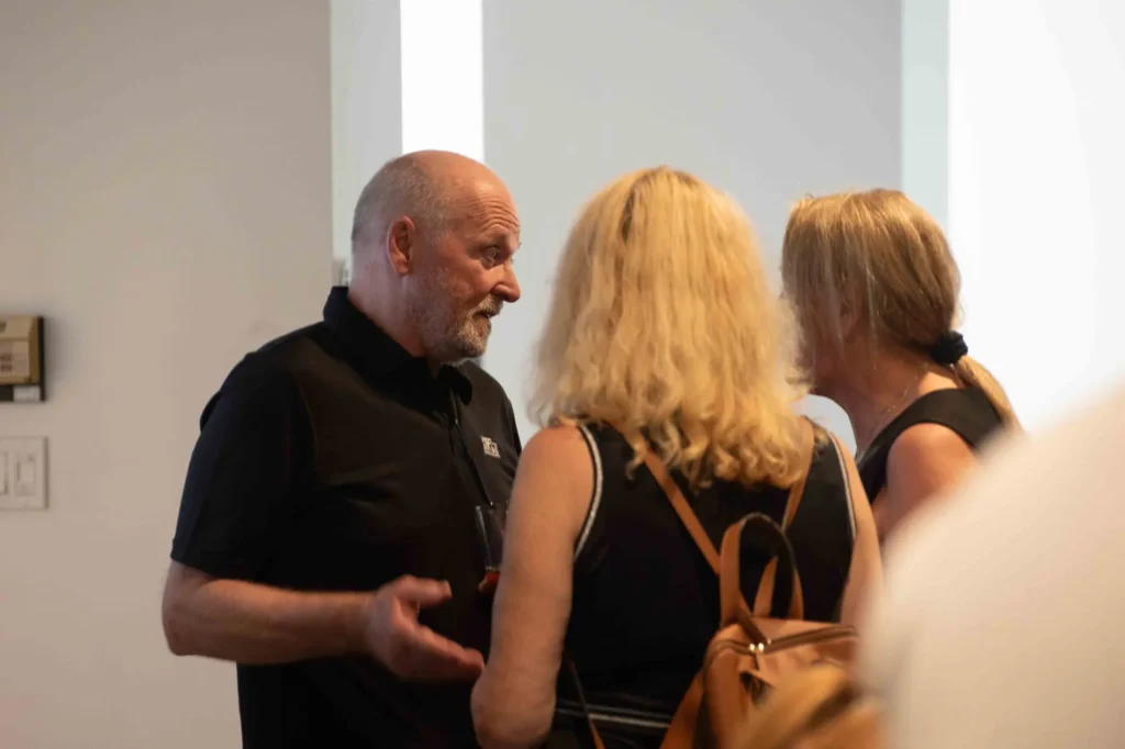 Discussion entre trois personnes lors d’un événement