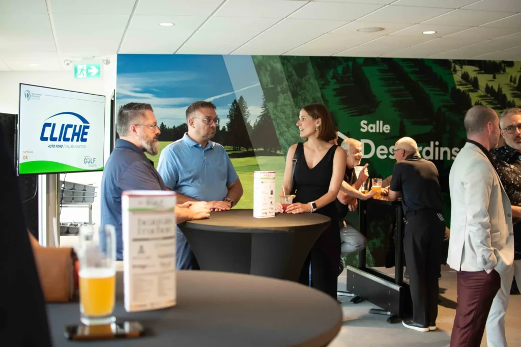 Cocktail networking dans salle Desjardins événement golf