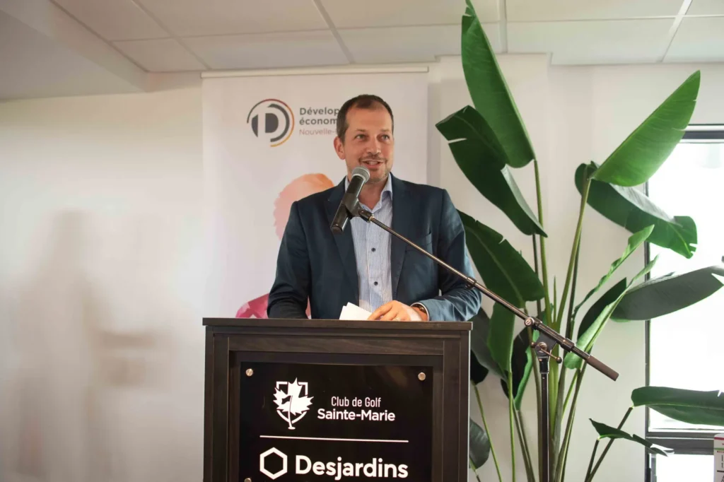 Homme prononçant discours au Club de Golf Sainte-Marie
